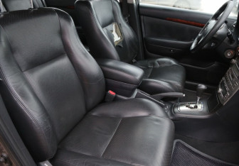 Подержанный автомобиль Toyota Avensis Sedan 2004 года (10 фото)