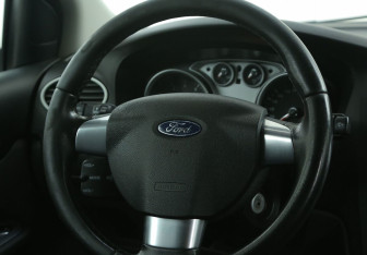 Подержанный автомобиль Ford Focus Hatchback 2011 года (16 фото)