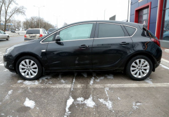 Подержанный автомобиль Opel Astra Hatchback 2011 года (8 фото)