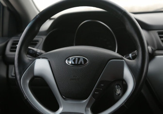 Подержанный автомобиль Kia Rio Sedan 2015 года (16 фото)