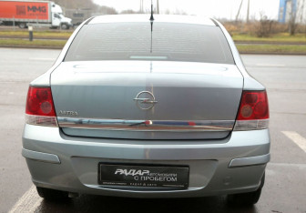 Подержанный автомобиль Opel Astra Sedan 2012 года (5 фото)