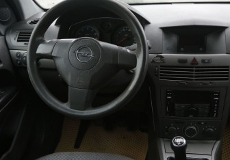 Подержанный автомобиль Opel Astra Hatchback 2005 года (14 фото)