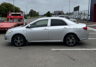 Подержанный автомобиль Toyota Corolla Sedan 2008 года (8 фото)
