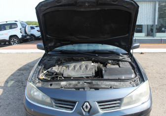 Подержанный автомобиль Renault Laguna Liftback 2007 года (16 фото)
