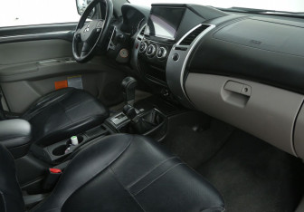 Подержанный автомобиль Mitsubishi Pajero Sport 2014 года (9 фото)