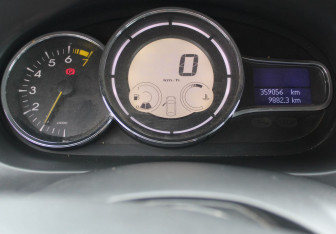 Подержанный автомобиль Renault Fluence 2011 года (16 фото)
