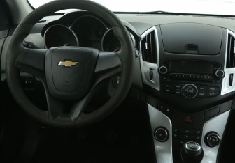 Подержанный автомобиль Chevrolet Cruze Sedan 2015 года (14 фото)
