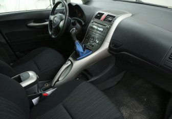 Подержанный автомобиль Toyota Auris Hatchback 2008 года (9 фото)