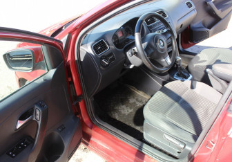 Подержанный автомобиль Volkswagen Polo Sedan 2012 года (14 фото)