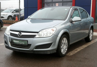 Подержанный автомобиль Opel Astra Sedan 2012 года (3 фото)