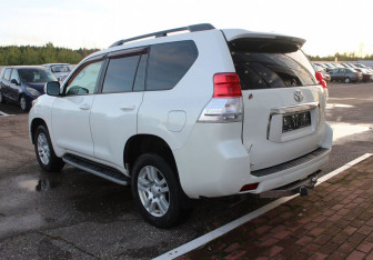 Подержанный автомобиль Toyota Land Cruiser Prado 2011 года (5 фото)