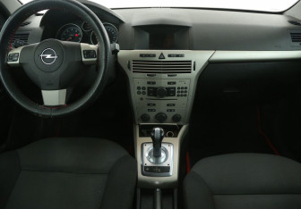 Подержанный автомобиль Opel Astra Hatchback 2008 года (12 фото)