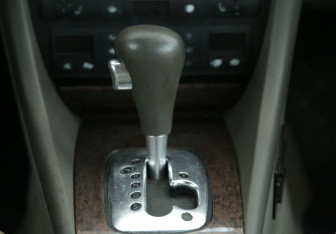 Подержанный автомобиль Audi A6 Sedan 2002 года (15 фото)