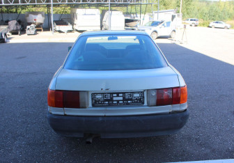 Подержанный автомобиль Audi 80 Sedan 1990 года (6 фото)