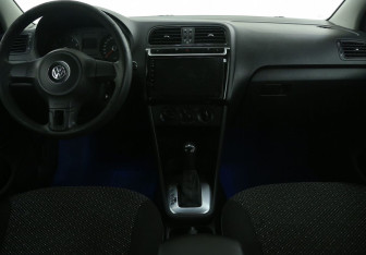 Подержанный автомобиль Volkswagen Polo Sedan 2013 года (12 фото)