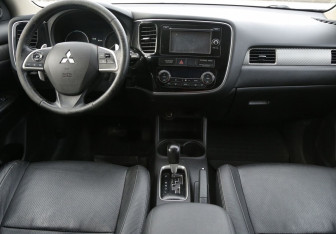 Подержанный автомобиль Mitsubishi Outlander 2012 года (12 фото)