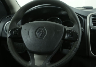 Подержанный автомобиль Renault Logan Sedan 2018 года (16 фото)