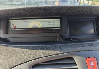 Подержанный автомобиль Renault Scenic 2009 года (17 фото)