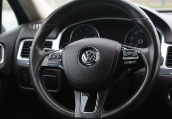 Подержанный автомобиль Volkswagen Touareg 2012 года (20 фото)