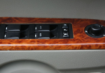 Подержанный автомобиль Jeep Commander 2007 года (18 фото)