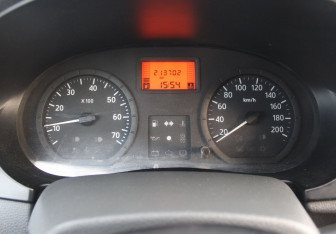 Подержанный автомобиль Renault Logan Sedan 2008 года (16 фото)