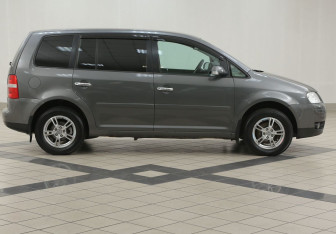 Подержанный автомобиль Volkswagen Touran 2005 года (5 фото)