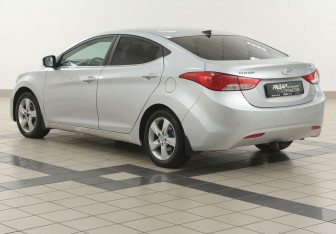 Подержанный автомобиль Hyundai Elantra Sedan 2012 года (2 фото)