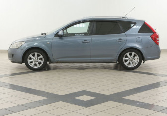 Подержанный автомобиль Kia Ceed Wagon 2008 года (7 фото)