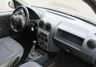 Подержанный автомобиль Renault Logan Sedan 2006 года (10 фото)