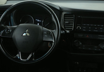Подержанный автомобиль Mitsubishi Outlander 2017 года (14 фото)