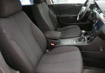 Подержанный автомобиль Volkswagen Passat Sedan 2006 года (10 фото)
