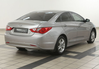 Подержанный автомобиль Hyundai Sonata 2010 года (4 фото)