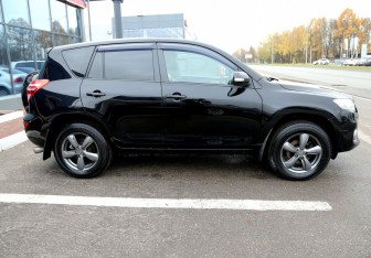 Подержанный автомобиль Toyota RAV4 2011 года (7 фото)