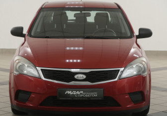 Подержанный автомобиль Kia Ceed Hatchback 2010 года (6 фото)