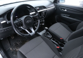 Подержанный автомобиль Kia Rio Sedan 2018 года (13 фото)