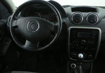 Подержанный автомобиль Renault Duster 2015 года (14 фото)