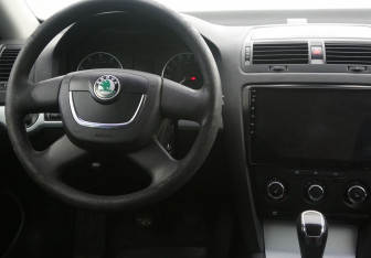 Подержанный автомобиль Skoda Octavia Liftback 2011 года (14 фото)