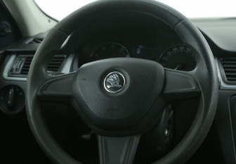 Подержанный автомобиль Skoda Rapid Liftback 2015 года (16 фото)