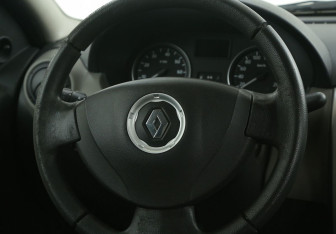 Подержанный автомобиль Renault Logan Sedan 2012 года (16 фото)