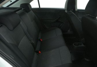 Подержанный автомобиль Skoda Rapid Liftback 2015 года (11 фото)