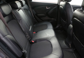 Подержанный автомобиль Hyundai ix35 2012 года (11 фото)