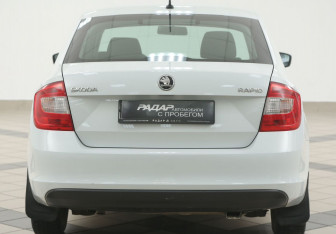 Подержанный автомобиль Skoda Rapid Liftback 2015 года (3 фото)