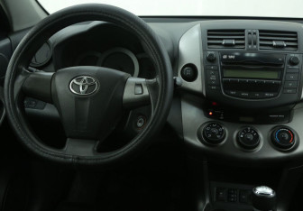 Подержанный автомобиль Toyota RAV4 2011 года (14 фото)