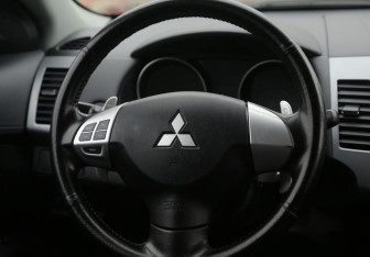 Подержанный автомобиль Mitsubishi Outlander 2011 года (16 фото)