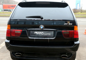 Подержанный автомобиль BMW X5 2003 года (5 фото)