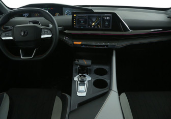 Подержанный автомобиль Changan UNI-V 2024 года (12 фото)
