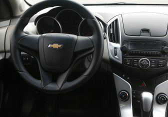 Подержанный автомобиль Chevrolet Cruze Hatchback 2013 года (14 фото)