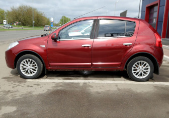 Подержанный автомобиль Renault Sandero 2012 года (8 фото)