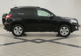 Подержанный автомобиль Toyota RAV4 2011 года (5 фото)