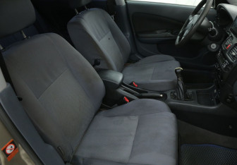 Подержанный автомобиль Nissan Almera Hatchback 2004 года (10 фото)